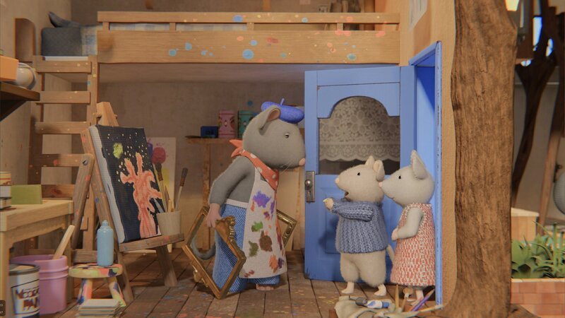 Sam (M.) und Julia (r.) fragen bei Herrn Palett (l.), ob er ein ganz bestimmtes Geschenkpapier hat. Sie wollen ein aufgerissenes Paket wieder genauso einpacken wie vorher. Damit Julias Mutter nicht merkt, dass Julia es einfach aufgemacht hatte. – Bild: ZDF/​Cielo Films/​Caribara Production/​SuperswissRed/​M.A.R.K.13/​ZDF Studios GmbH