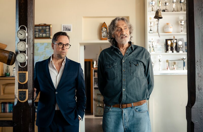 Joachim Vernau (Jan Josef Liefers, l.) stattet dem Bürgermeister Kurt Wössner (Winfried Glatzeder, r.) einen Besuch ab. – Bild: ZDF und Stephan Rabold