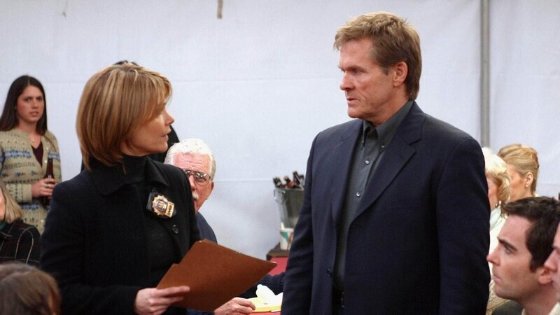 Detective Eames (Kathryn Erbe) ist sich hundertprozentig sicher: Kyle (William Sadler) hat die Morde begangen. Doch wie kann sie ihn überführen? – Bild: MG RTL D /​ USA Network