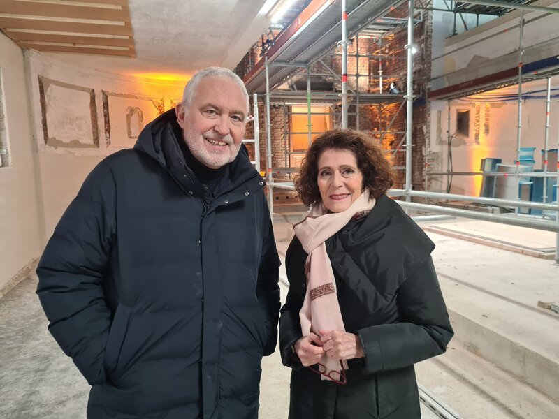 Die Publizistin Rachel Salamander, bekannt durch ihre Literaturhandlung im Jüdischen Museum München, hat einen gemeinnützigen Verein gegründet, der seit 12 Jahren daran arbeitet, die alte Münchener Synagoge im Originalzustand zu sanieren und für die Stadtgesellschaft zu öffnen. Über ihre Lebensgeschichte und ihr Engagement als Vermittlerin der jüdischen Kultur spricht Andreas Bönte mit Rachel Salamander in der ʺnachtlinie extraʺ. – Bild: BR/​Andrea Roth