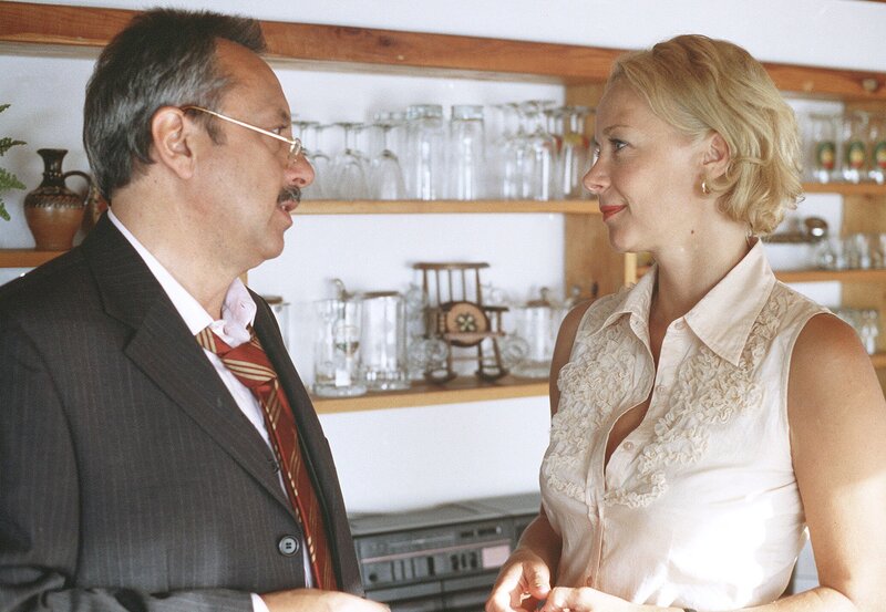 Ministerpräsident Achimsen (Wolfgang Stumph, re.) und Gattin Heide (Katja Riemann) haben Eheprobleme. – Bild: MDR/​Degeto/​Hans-Joachim Bischoff