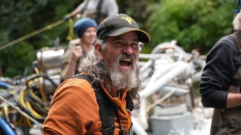 Paul Richardson looking ecstatic as they find gold pickers at the ‚Golden Straits‘ with Wes Richardson, Danielle Miller and Carlos Minor in the background. – Bild: Warner Bros. Discovery, Inc. or its subsidiaries and affiliates