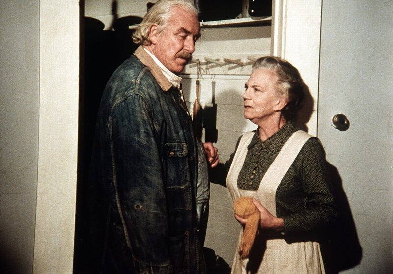Sam Walton (Will Geer, l.) und seine Frau Ester (Ellen Corby, r.) glauben, man wolle sie aufs Altenteil abschieben und verlassen empört das Haus der Waltons. – Bild: Sat.1 Gold