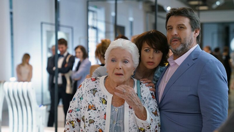 Die peinliche Verwandtschaft, v.li.: Line Renaud als Mama Duquenne, Valérie Bonneton als Louloute, Guy Lecluyse als Gustave. – Bild: SRF/​Concorde Filmverleih GmbH/​David Koskas