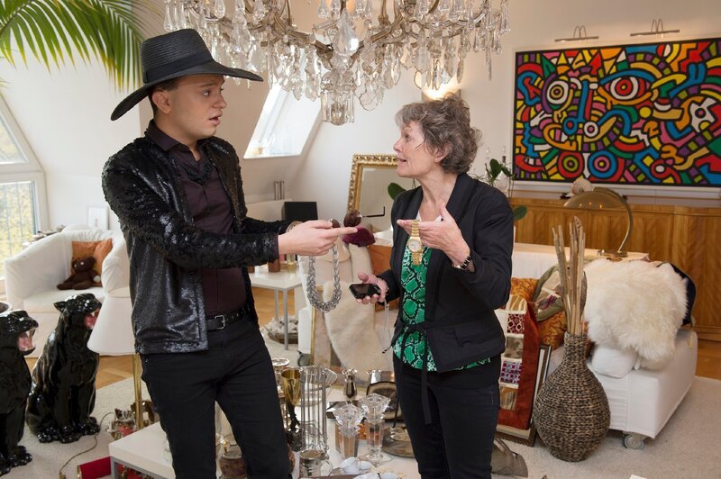 Frederik (Julian F. M. Stoeckel) und Carola (Christa Sohnius) beschließen einen Wohnungsflohmarkt zu organisieren, um schnell an Geld für Liz zu kommen. – Bild: RTL /​ Christoph Assmann