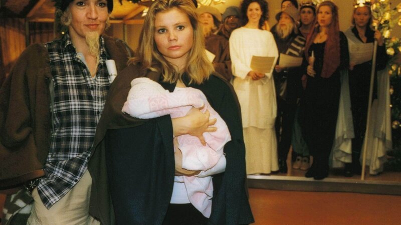 Walter (Katy Karrenbauer, l.) und Vivi (Annette Frier), beim Krippenspiel als Josef und Maria verkleidet, wollen das im Gefängnis gefundene Baby an den Vater übergeben. – Bild: RTL