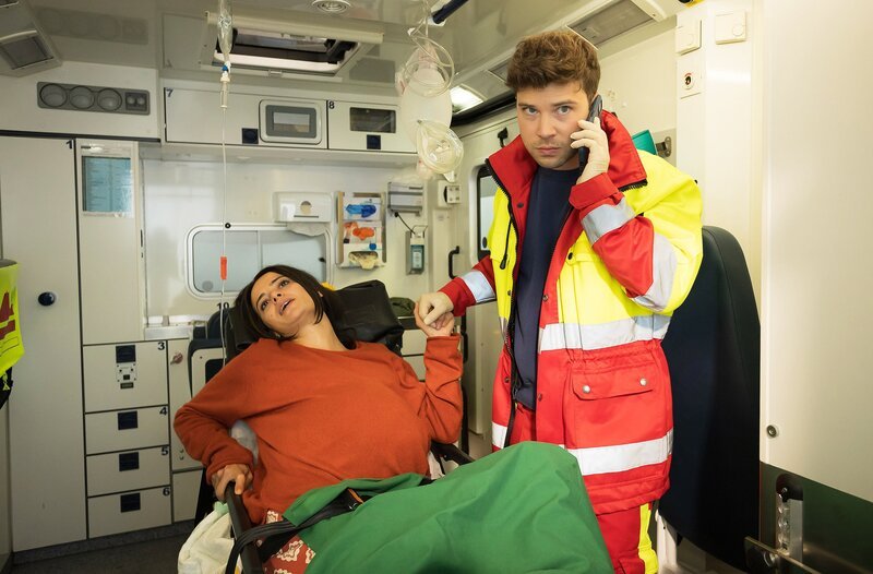 Kris Haas (Jascha Rust) hat die aus Syrien geflohene, hochschwangere Fadila Awad (Eman Dwagy) im RTW. Sie sind kurz vor der Sachsenklinik, doch das Baby ist schneller. Kris muss es im RTW unter telefonischer Anleitung zur Welt bringen. – Bild: Rudolf Wernicke /​ MDR