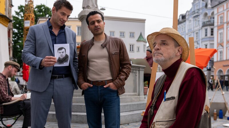 Die Kommissare Hansen (Igor Jefti?, l.) und Kaya (Baran Hêvî, M.) befragen den ehemaligen Phantomzeichner Oswald Greimer (Christian Buse, r.) zu einem alten Phantombild. – Bild: ZDF und Lisa Gschwentner