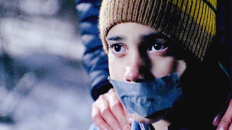 Der zwölfjährige Sami Ibarra (Adrian Davila) wird im Park überfallen. Er kämpft um sein Leben. – Bild: MG RTL D