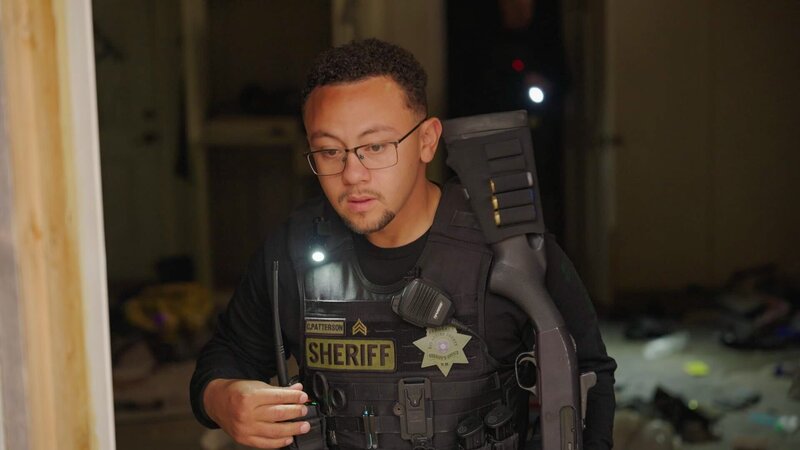 Patterson im Einsatz (spezifisch) /​ Patterson while operation (specific) – Bild: Warner Bros. Discovery, Inc. or its subsidiaries and affiliates. All rights reserved.