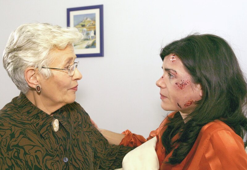 MDR Fernsehen IN ALLER FREUNDSCHAFT FOLGE 222, „Scham“, Vera Fichte (Nicola Tiggeler) vertraut sich ihrer Mutter Marianne Pohl (Lissy Tempelhof) an. Zum ersten Mal spricht sie offen über ihre Probleme in der Ehe. – Bild: MDR/​Krajewski