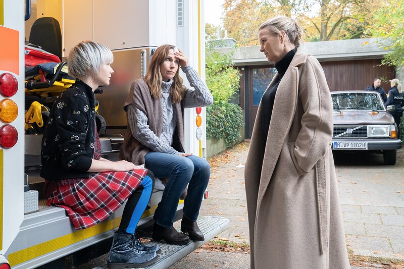 Nach dem Überfall befragt Polizeikommissarin Vera Lanz (Katharina Böhm, r.) Mutter Sabine Hübner (Doris Schretzmayer, M.) und Tochter Hanna Hübner (Emma Stratmann, l.). – Bild: Michael Marhoffer /​ ZDF