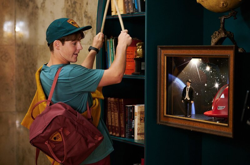 Lukas (Louis Swanepoel) ist vom Schaukasten mit Pan Tau (Matt Edwards) fasziniert. – Bild: ARD/​Caligari/​Film