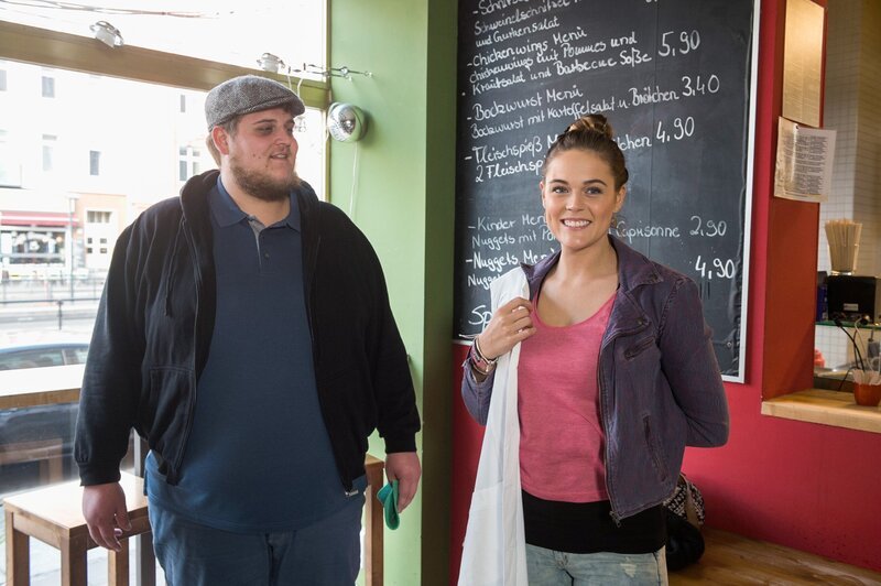 Eric (Edmund Kunke) hat die Idee, wie Jessy (Felicitas Ackermann) das Geld für die Miete beschaffen kann. – Bild: RTL /​ Claudius Pflug