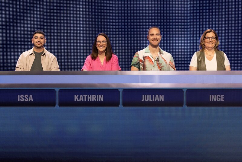 ARD GEFRAGT – GEJAGT FOLGE 890, „Alexander Bommes präsentiert beliebtes Quizformat“, am Mittwoch um 18:00 Uhr im ERSTEN. Aufzeichnung zum ARD-Quiz „Gefragt-Gejagt“ Die Kandidaten (v.l.n.r. am Panel): Issa Dia, Kathrin Regius-Ocklenburg, Julian Bitterwolf, Inge Then. – Bild: ARD/​Uwe Ernst
