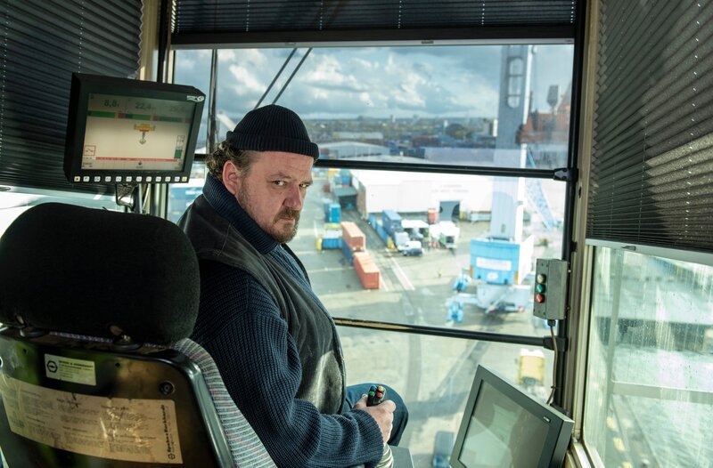 Kranführer Tom Grabowski (Andreas Anke) sinnt auf Rache für den Tod seiner Tochter. – Bild: ARD/​Thorsten Jander