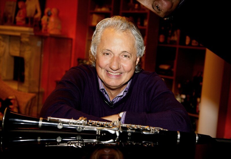 Konrad Beikircher gilt seit fast drei Jahrzehnten als der „Erfinder des Rheinlandes“. Kein anderer Bühnenkünstler hat sich derart ausführlich und witzig mit Sprachen und Denkweisen im Rheinland auseinandergesetzt. – Bild: WDR/​Dirk Borm