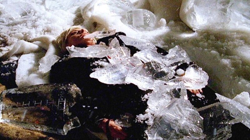 Die Hotelbesitzerin Fiona Chisolm (Hannah Sussman) wird tot inmitten des Kunstschneeparadieses ihres Hotelgartens gefunden. Die Todesursache stellt die Ermittler des CSI vor ein Rätsel – ihr Herz ist erfroren. – Bild: MG RTL D /​ CBS