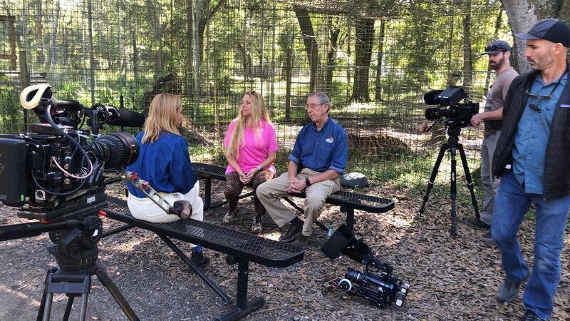 Tampa, FL – Crew films as Mariana van Zeller (L)   interviews Carole and Howard Baskin, founders of Big Cat Rescue. (Credit: National Geographic/​Muck Media) – Bild: National Geographic/​Muck Media /​ National Geographic