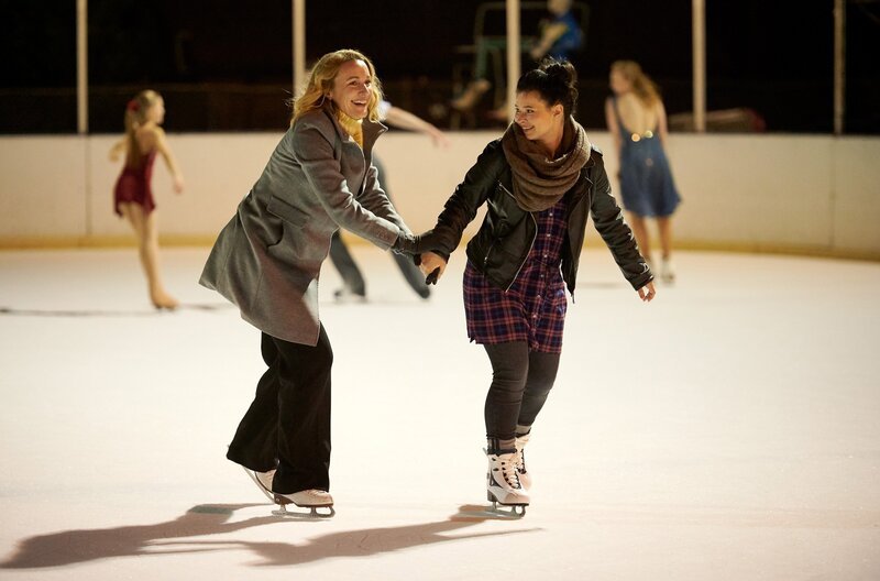 ARD DIE HEILAND – WIR SIND ANWALT, II. Staffel (6 neue Folgen), Folge 12 „Stunde der Wahrheit“. Die blinde Anwältin Romy Heiland (Christina Athenstädt, l.) und ihre Assistentin Ada (Anna Fischer, r.) haben mittlerweile auch in ihrer Freizeit zusammen Spaß – hier beim Eislaufen. – Bild: ARD/​Reiner Bajo
