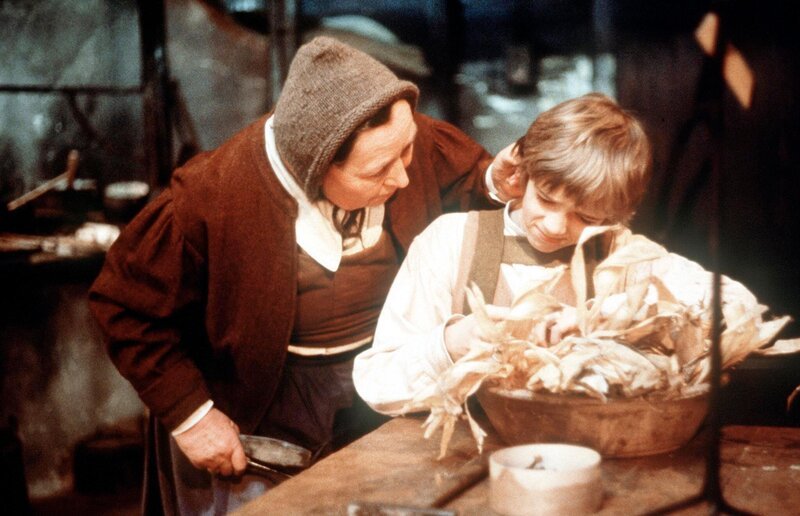 Von seinem Ahndl erfährt Peter allerlei grausliche Geschichten über das Mosswaberl (Herta Böhm, Harald Gauster). – Bild: ORF/​ORF2