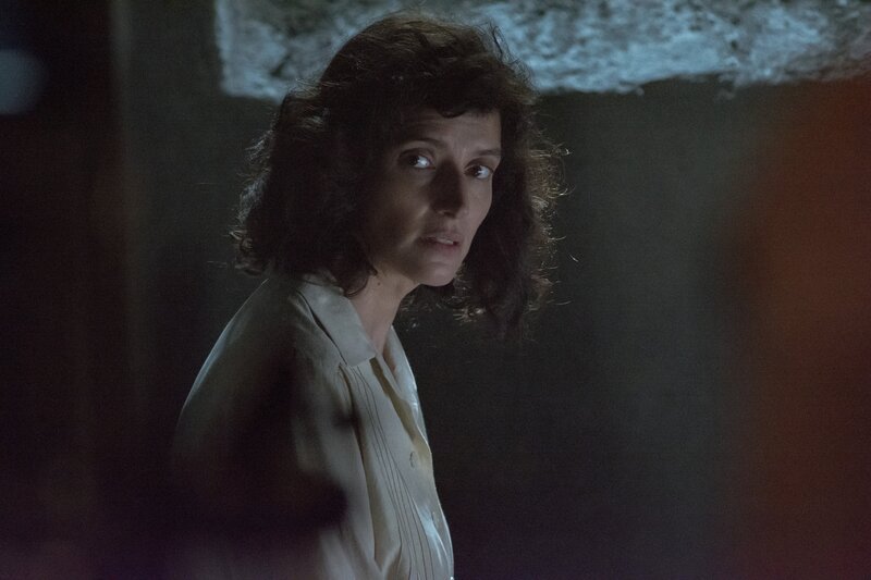 Carla Monroe (Lizzy Caplan) – Bild: Sky Deutschland AG /​ Nik Konietzny /​ Bavaria Fiction GmbH