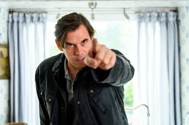 Bagatellprozesse führen ist sein Hobby: Hanno Schlüter (Alexander Beyer) hat bald ganz Leer gegen sich. – Bild: Willi Weber /​ ZDF Enterprises GmbH