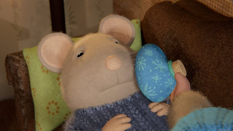 Sam hat Zahnweh und kühlt seine Wange mit einem Kühlkissen; er fürchtet, dass ihm Dr. Pustel einen Zahn ziehen muss. – Bild: ZDF/​Cielo Films/​Caribara Production/​SuperswissRed/​M.A.R.K.13/​ZDF Studios GmbH