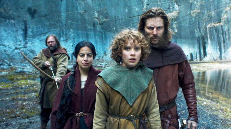 Ronja (Kerstin Linden, vorne) ist mit ihrem Vater Mattis (Christopher Wagelin, re.) in einem Konflikt. – Bild: Viaplay Group AB/​Filmlance International AB/​Film i Väst AB and Ahil UAB/​Audrius Solominas