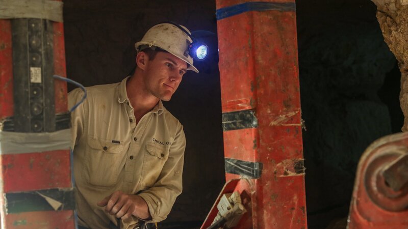 Oscar Cheal operates the super digger – Bild: Warner Bros. Discovery, Inc. or its subsidiaries and affiliates