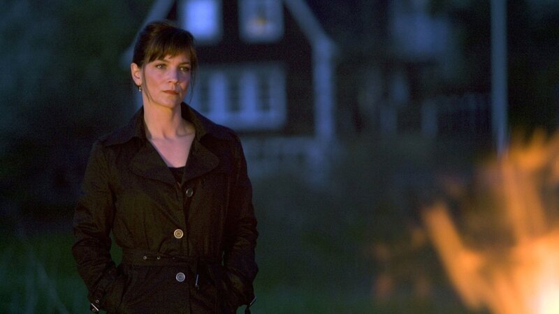 Irene Huss (Angela Kovacs) sucht einen pyromanischen Täter. – Bild: Illusion Film/​A. Aristarhova