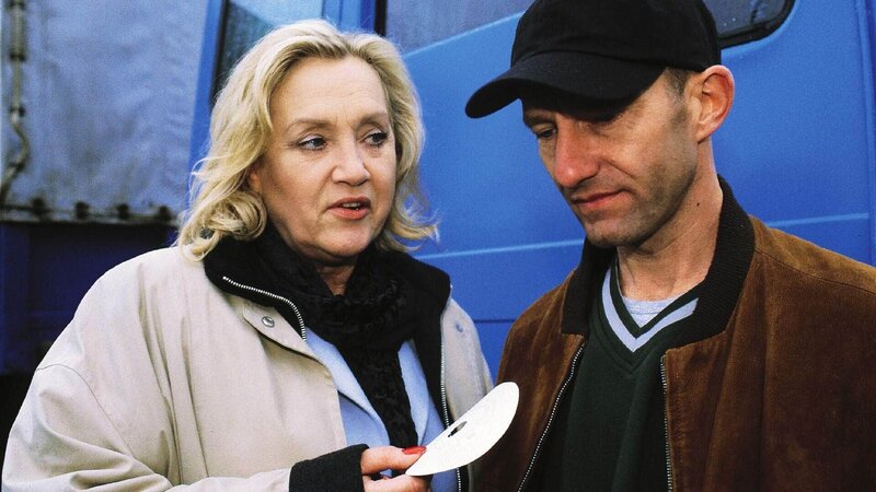 Katharina Brunner (Doris Kunstmann) beauftragt Walter Fromme (Ulrich Keller) mit der nächsten Fahrt. – Bild: TVNOW