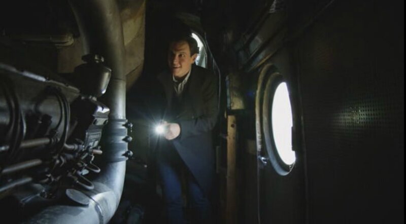 Maximilian Maier im Bauch einer Diesellok. Heute gilt er als Dreckschleuder in PKWs. Dabei hat seine Erfindung die mobile Welt für immer verändert. Sind die Tage des Dieselmotors gezählt? Der Historiker und Journalist Maximilian Maier erklärt in der Reihe „Geschichte zum Mitnehmen“ launig und mit Tiefgang Themen aus der Weltgeschichte. – Bild: BR