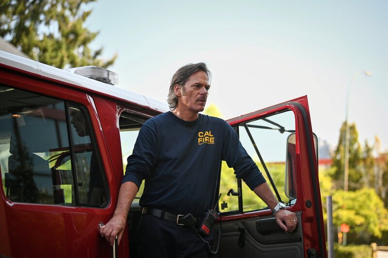 The temperature is high and tensions are even higher when the crew has to execute an advanced elevator rescue during a heat-induced power outage. Pictured: Billy Burke as Vince Leone. – Bild: Sergei Bachlakov /​ CBS ENTERTAINMENT
