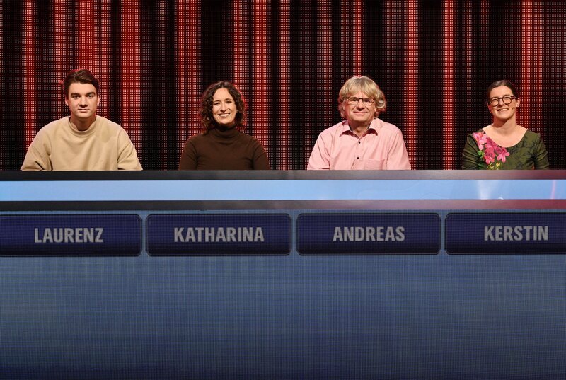 Die Kandidat:innen (v.l.n.r. am Panel): Laurenz Lingenthal, Katharina Stammer, Dr. Andreas Herde, Kerstin Sauer. – Bild: ARD/​Uwe Ernst