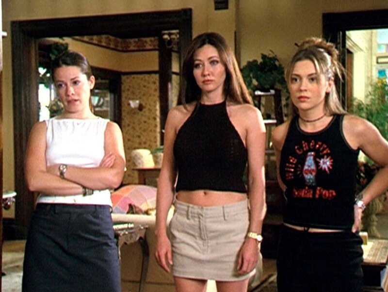 Piper (Holly Marie Combs, l.), Prue (Shannon Doherty, M.) und Phoebe (Alyssa Milano, r.) werden wiederholt von einem bösartigen Warlock angegriffen. – Bild: Paramount Pictures Lizenzbild frei