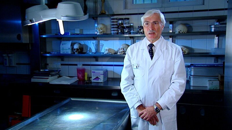 Fall „Frau erschlagen“: Prof. Dr. Hansjürgen Bratzke, Institut für Forensische Medizin, Frankfurt a. M. erläutert sein Vorgehen. – Bild: RTL