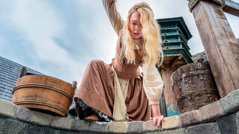 Die Goldmarie springt in den Brunnen, um ihre verlorene Spindel wieder hochzuholen. Der Brunnen ist im Märchen das Tor in die Welt von Frau Holle. – Bild: phoenix/​ZDF/​Sabine Finger