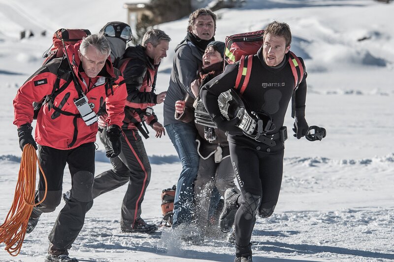 Martin (Hans Sigl, M.), Hans (Heiko Ruprecht, r.) und die Kollegen der Bergrettung müssen Gas geben, um den im Eis eingebrochenen Karl retten zu können. Seine Mutter Sabine (Janina Hartwig, 2.v.r.) ist panisch vor Angst. – Bild: ORF 2