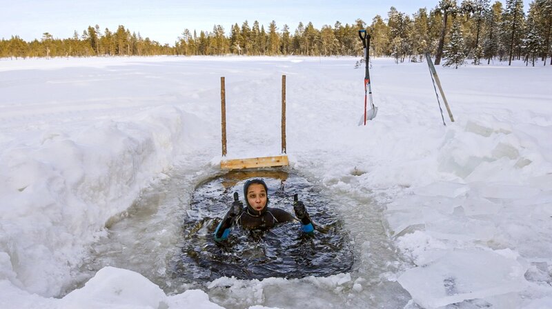 Pia geht Eisbaden am Polarkreis. – Bild: BR/​Text und Bild Medienproduktion GmbH & Co. KG/​Marcella Müller