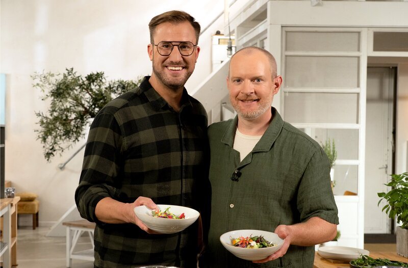 Der Nürnberger Sternekoch Felix Schneider (re.) bereitet Kartoffeln mit Buttermilch-Vinaigrette sowie Kräutern, Blüten und Gemüse aus dem eigenen Garten zu. Spitzenkoch Sören zeigt, wie das schwäbische Heimatgericht Maultaschen geht. Zum Abschluss kreieren die beiden gemeinsam Ravioli mit Eigelbfüllung. – Bild: SWR/​2 Bild GmbH