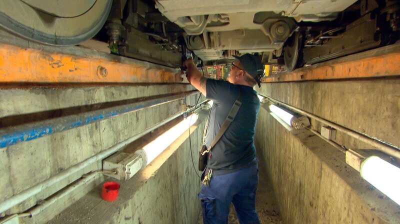 Kontrolle von Verschleißteilen in der Werkstatt – Bild: SWR