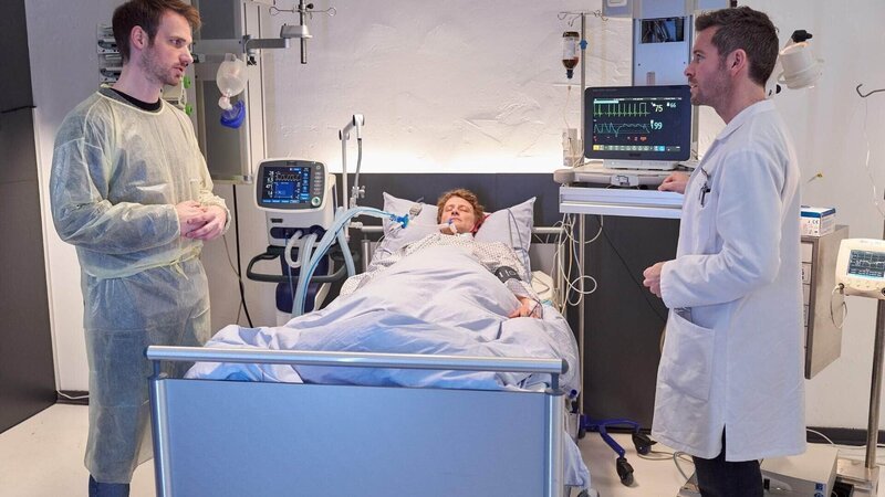 Alex Rode kontrolliert die Lungewerte von David Funken. Davids guter Freund Mats Steinweg steht ihm zur Seite. – Bild: TVNOW /​ Frank Dicks