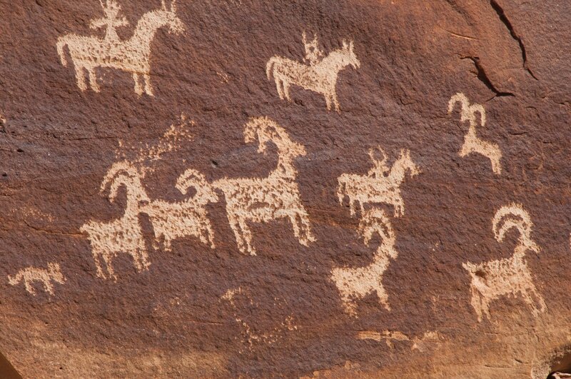 Ute Rock Art-Interpretationsschild im Arches National Park in der Nähe von Moab, Utah – Bild: A+E NETWORKS