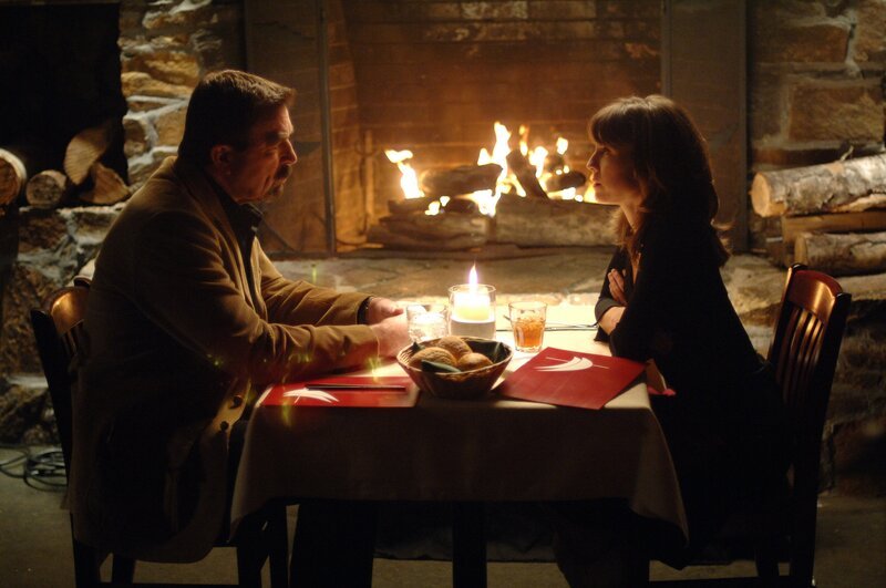 Zwischen Chief Stone (Tom Selleck) und Leeann Lewis (Rebecca Pidgeon), der Schwester eines Mordopfers, scheint sich etwas anzubahnen. – Bild: CBS BROADCASTING INC. ALL RIGHTS RESERVED.