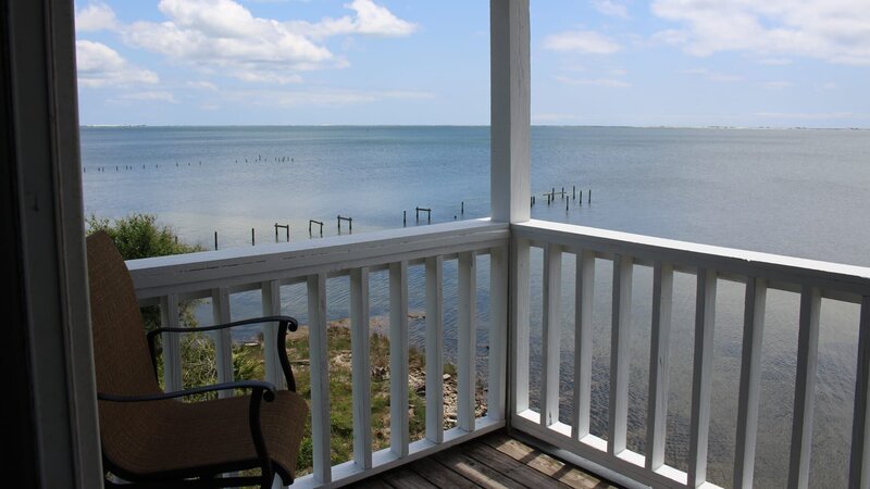Santa Rosa Escape’s deck has a spectacular view of the ocean and a few old wooden posts lend some extra charm, as seen on HGTV’s original series, Beachfront Bargain Hunt. – Bild: Discovery, Inc. All Rights Reserved.