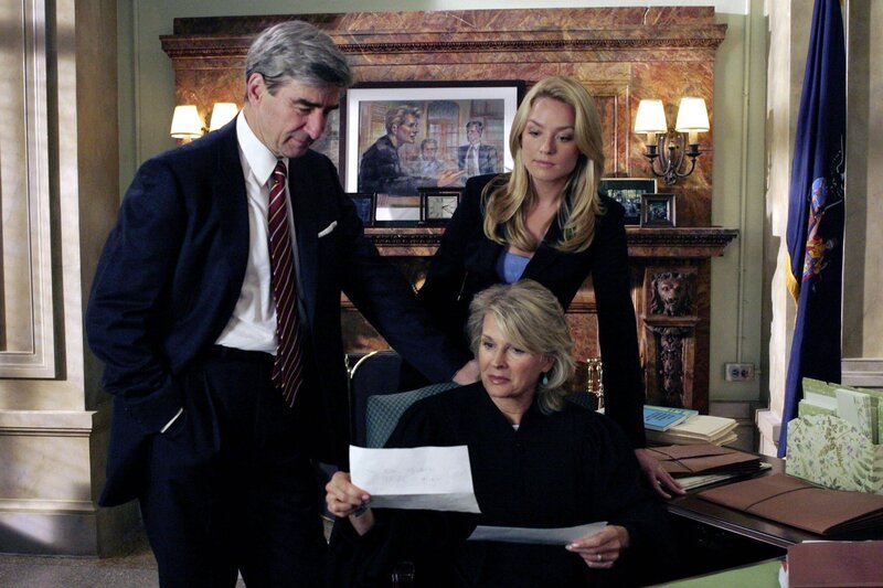 Sam Waterston als Exec. Asst. D.A. Jack McCoy, Candice Bergen als Richterin Anderlee und Elisabeth Rohm als Serena Southeryn.(v.li.) – Bild: RTL