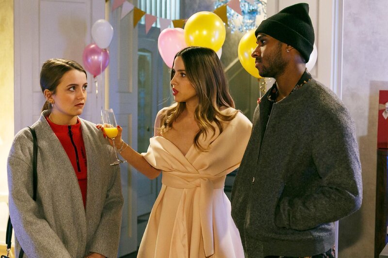 Lucie (Julia Wiedemann, l.) hadert mit sich, ob sie Moritz (Tijan Njie) folgen soll. In der Mitte Chiara (Alexandra Fonsatti). – Bild: RTL /​ Kai Schulz