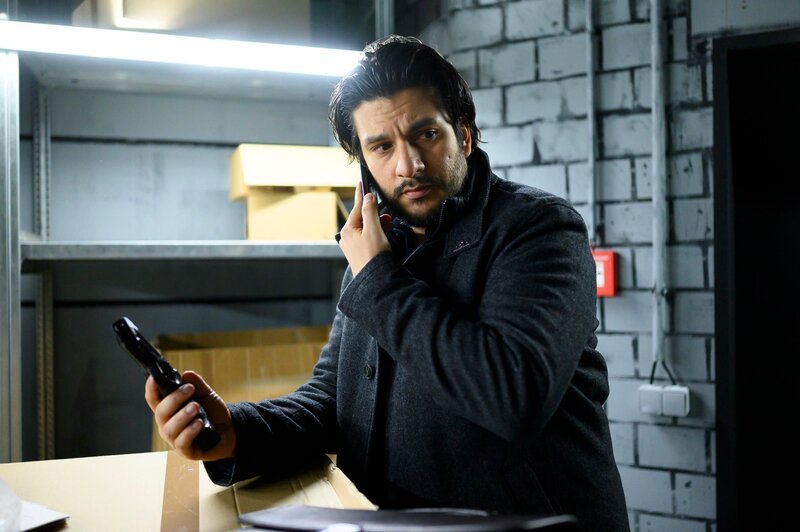 Maximilian (Francisco Medina) gerät unter Zeitdruck. – Bild: RTL /​ Julia Feldhagen