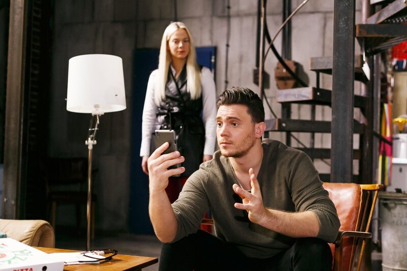 Ronny (Bela Klentze) erwartet ungeduldig neuen Input für seine Barista-Leidenschaft. Im Hintergrund Marie (Cheyenne Pahde). – Bild: RTL /​ Kai Schulz